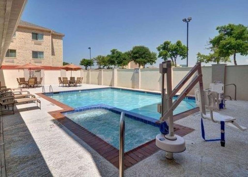 Swimming pool [outdoor]