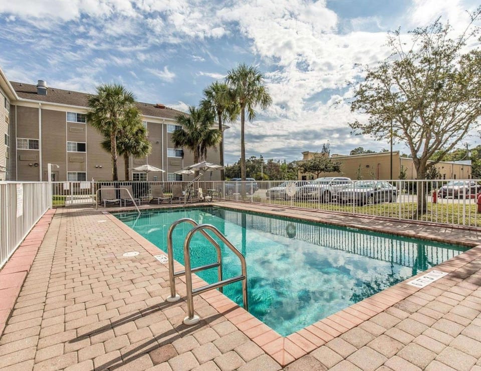 Suburban Studios Fort Myers Cape Coral Hotel in Fort Myers