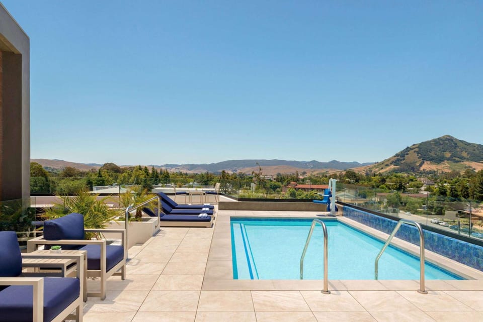 La Quinta Inn & Suites by Wyndham San Luis Obispo Downtown Hotel in San Luis Obispo