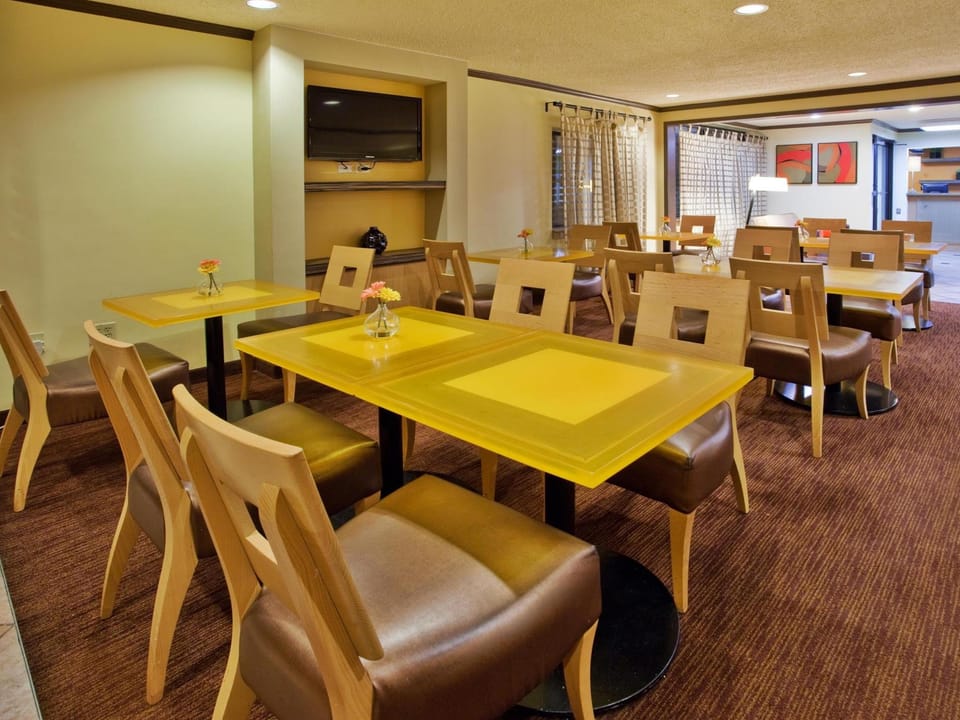 Travelodge by Wyndham Columbus State University Hotel in Columbus