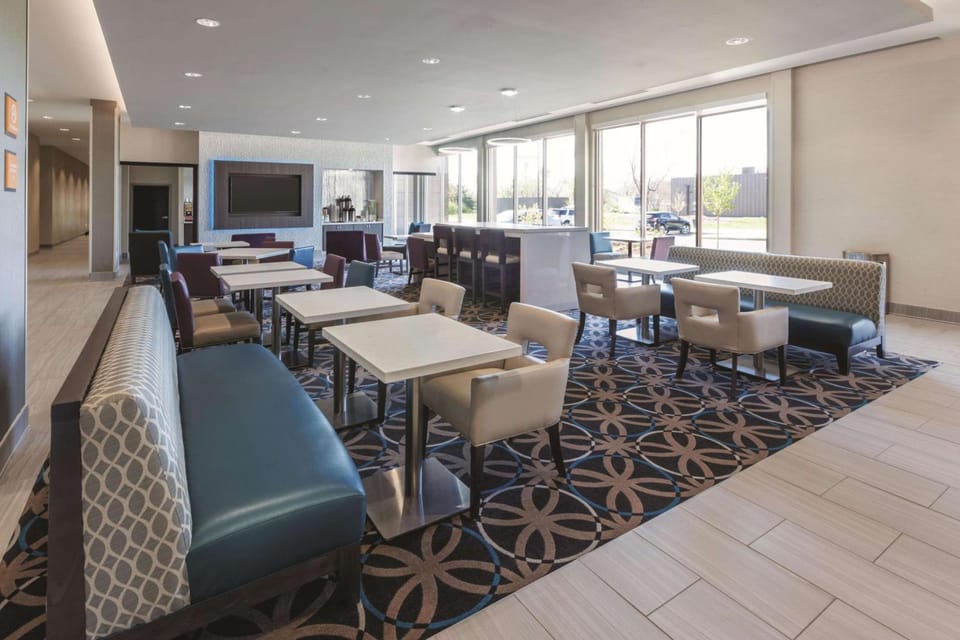 La Quinta Inn & Suites by Wyndham Terre Haute Hotel in Terre Haute