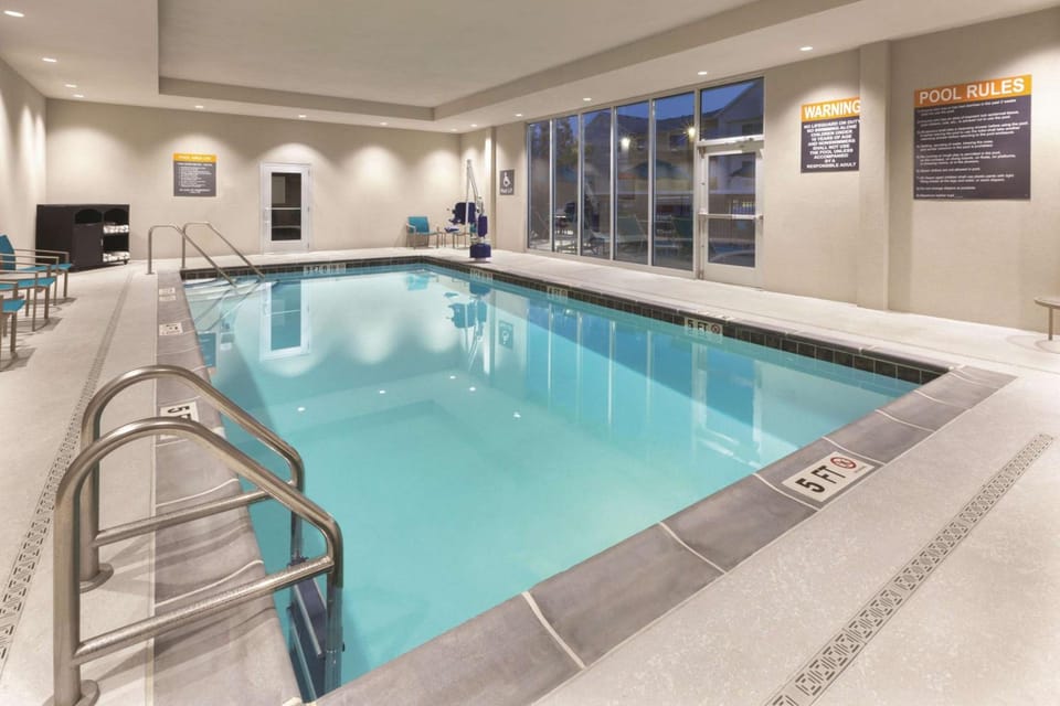 La Quinta Inn & Suites by Wyndham Terre Haute Hotel in Terre Haute