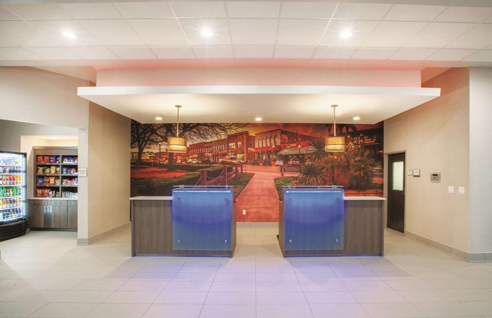 La Quinta Inn & Suites by Wyndham San Marcos Outlet Mall Hotel in San Marcos