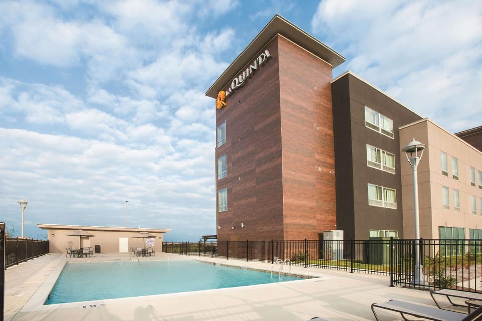 La Quinta Inn & Suites by Wyndham San Marcos Outlet Mall Hotel in San Marcos