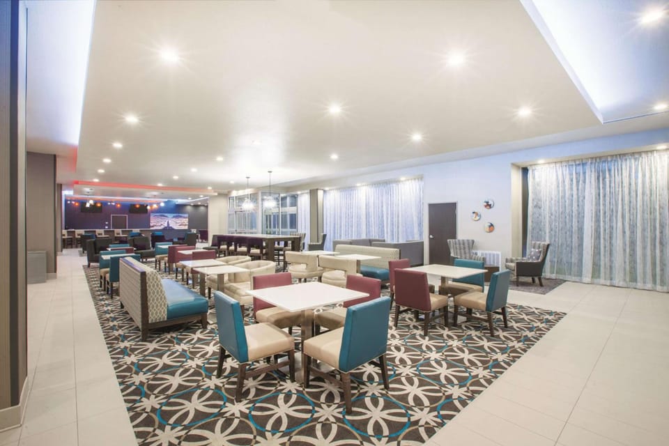 La Quinta Inn & Suites by Wyndham San Marcos Outlet Mall Hotel in San Marcos