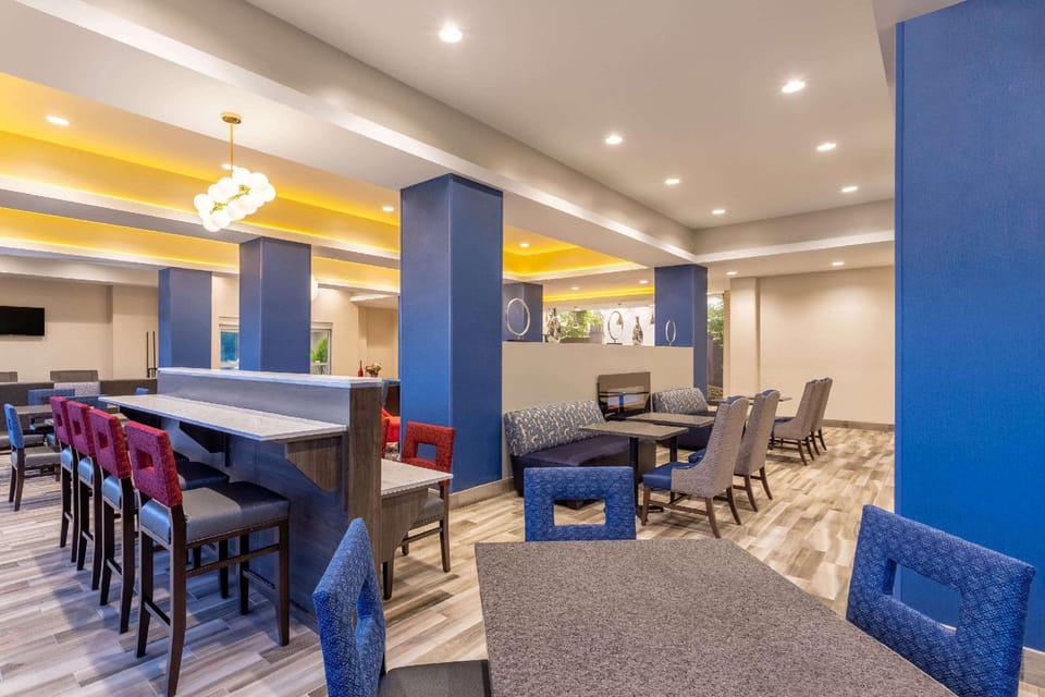 La Quinta Inn & Suites by Wyndham Bloomington Hotel in Bloomington