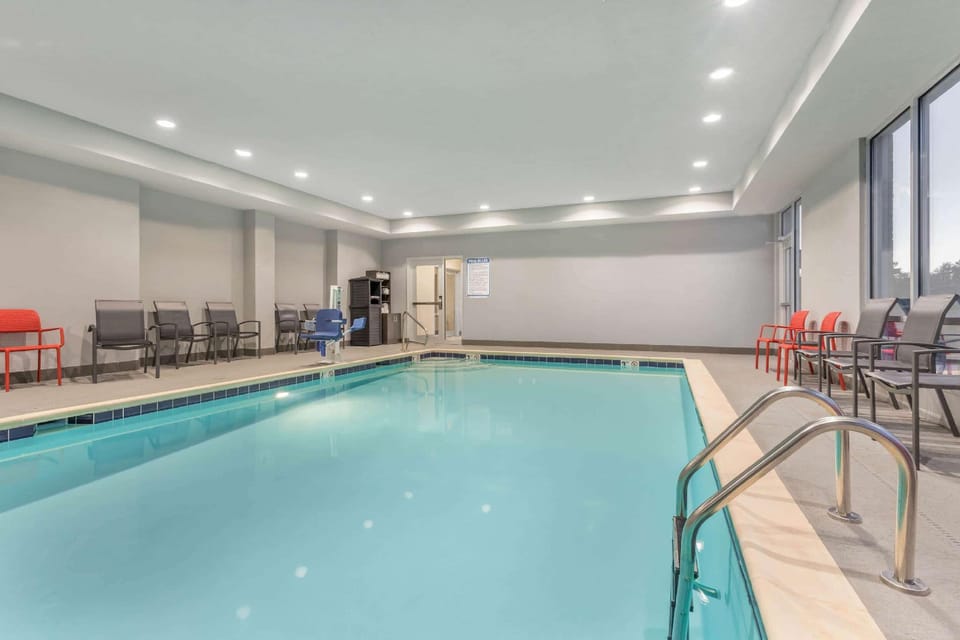La Quinta Inn & Suites by Wyndham Bloomington Hotel in Bloomington