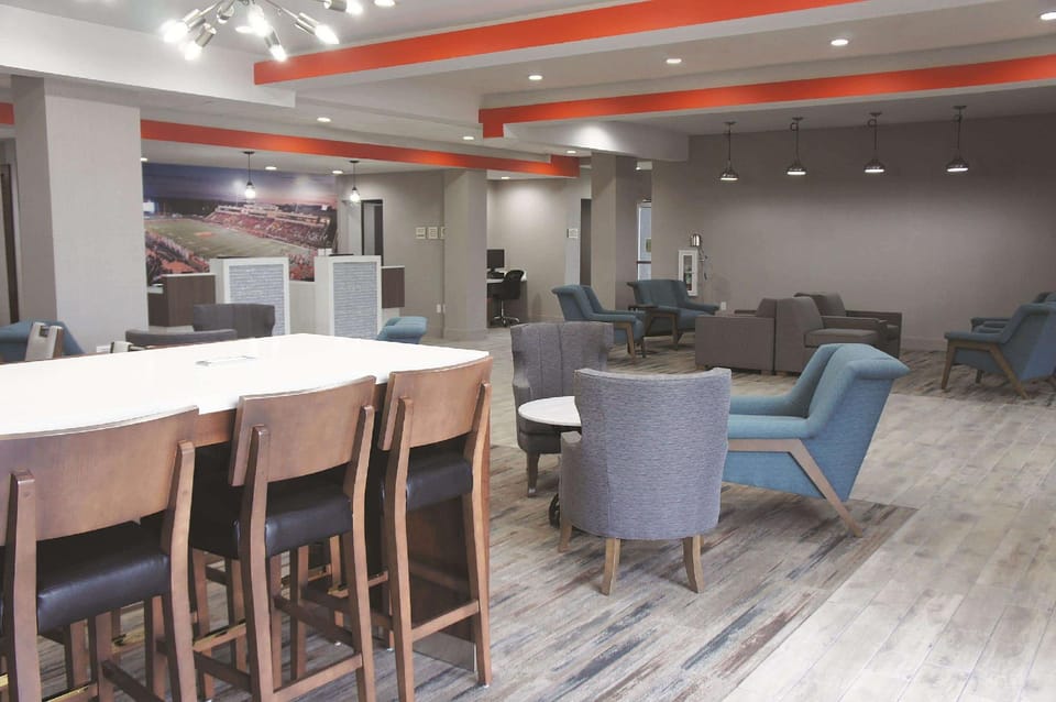 La Quinta Inn & Suites by Wyndham Pittsburg Hotel in Ozark Mountains