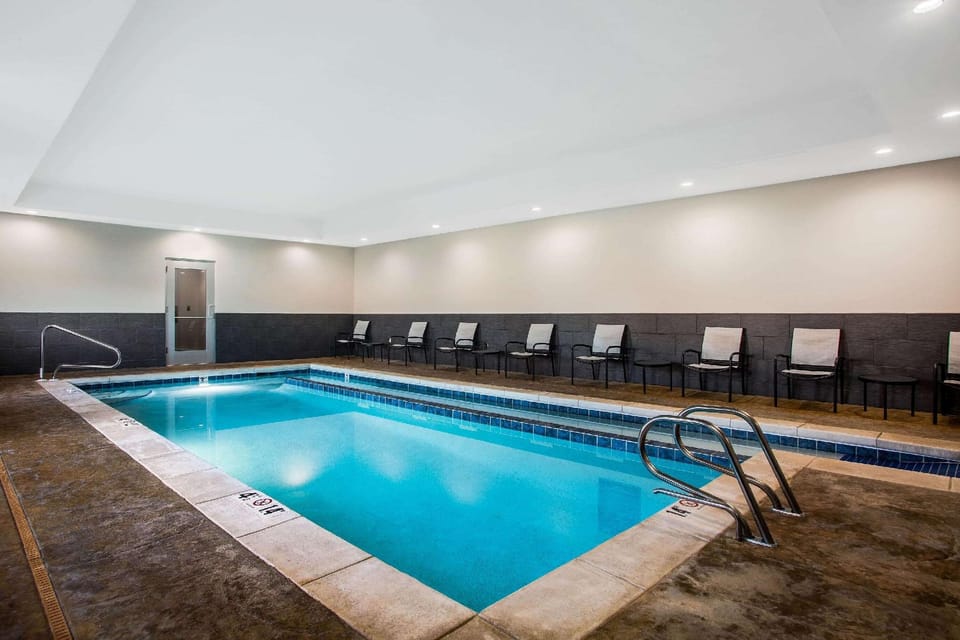 La Quinta Inn & Suites by Wyndham Pittsburg Hotel in Ozark Mountains