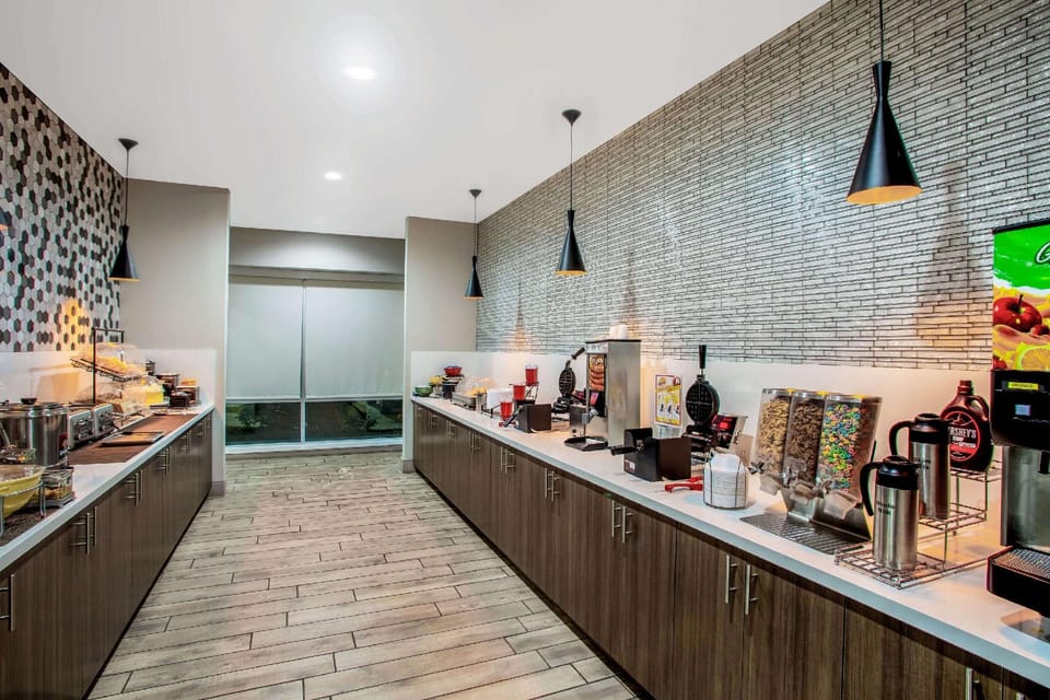 La Quinta Inn & Suites by Wyndham Pittsburg Hotel in Ozark Mountains