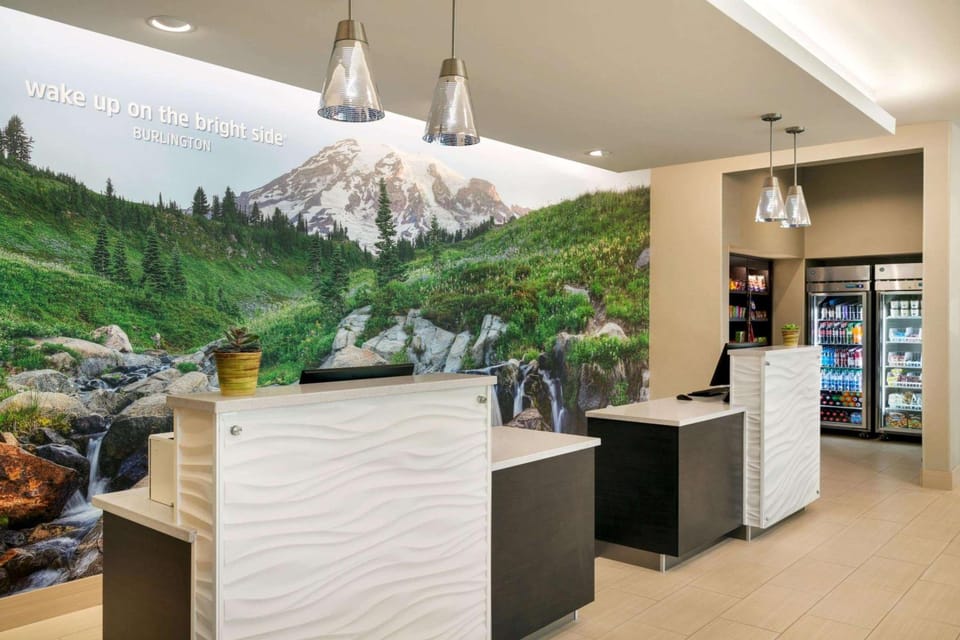 La Quinta Inn & Suites by Wyndham Burlington Hotel in Mount Vernon