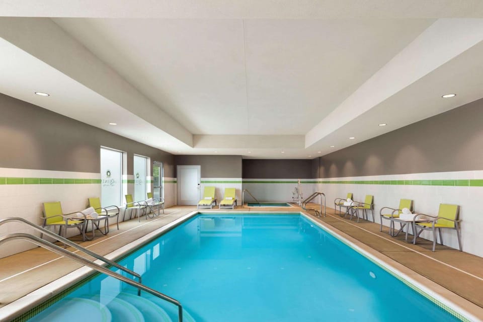 La Quinta Inn & Suites by Wyndham Burlington Hotel in Mount Vernon
