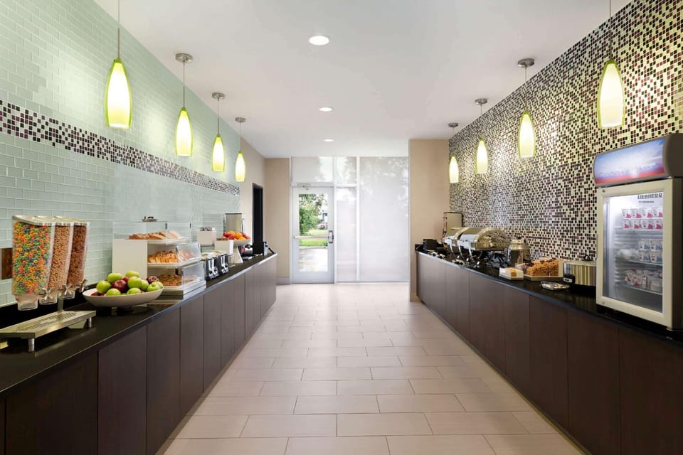 La Quinta Inn & Suites by Wyndham Burlington Hotel in Mount Vernon