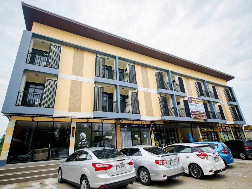 Petch Ranong @Town Apartment hotel in Ranong, Khao Niwet, Mueang Ranong District, Ranong 85000, Thailand