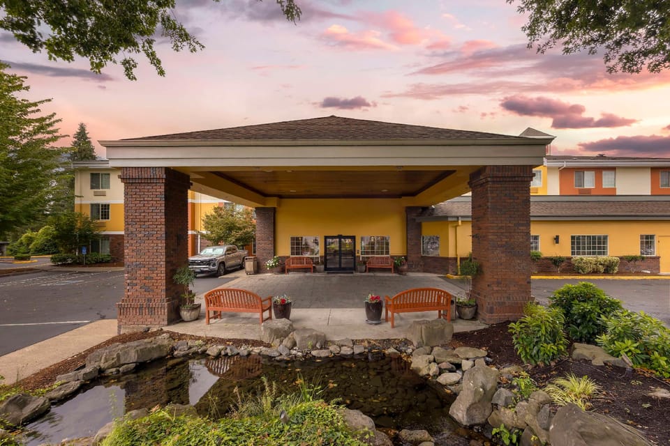 Best Western Plus Northwind Inn & Suites Hotel in Tigard