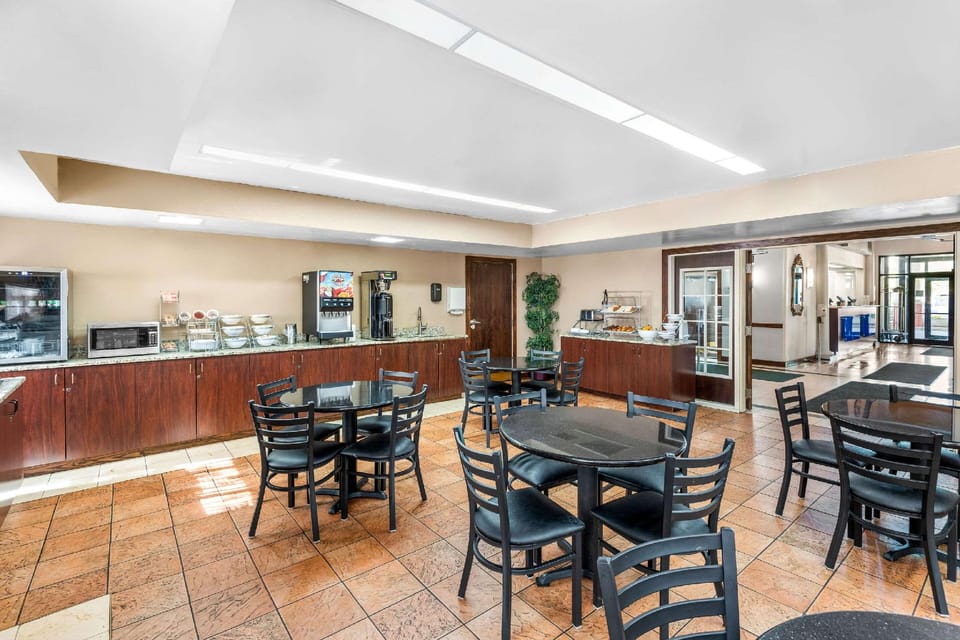 Clarion Inn & Suites Indianapolis Northwest Hotel in Pike Township