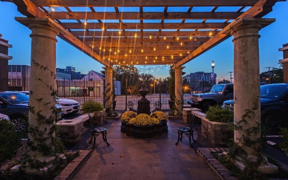 Spark by Hilton Kansas City Plaza Streetcar Hotel in Kansas City
