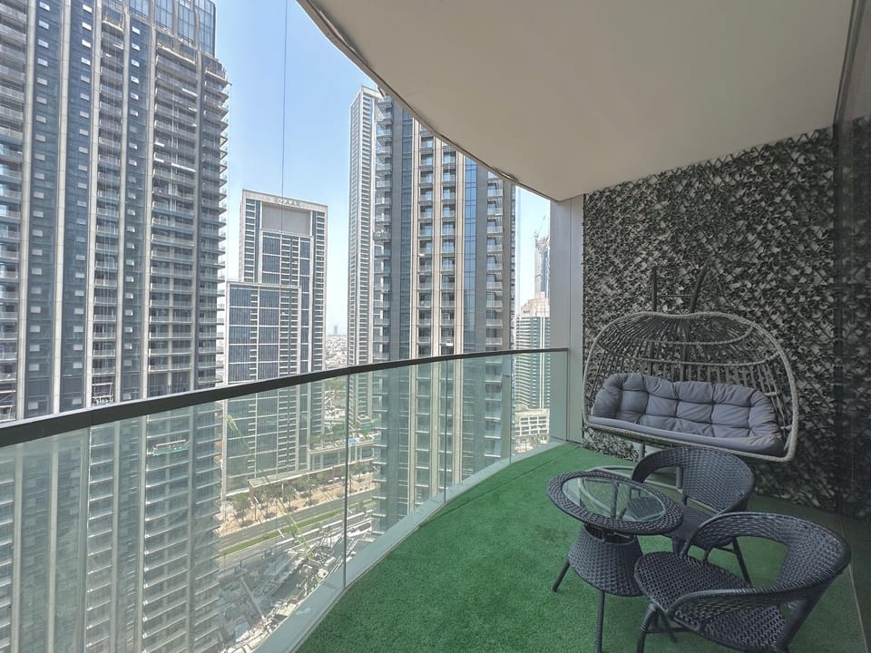 2BR Apartment with Burj Khalifa view from pool  Hotel in Dubai