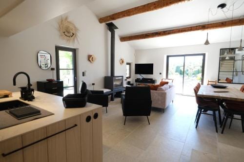 provencal house with heated pool, view of the luberon in robion - accommodates 12 people. Hotel in Provence-Alpes-Côte d'Azur
