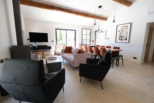 provencal house with heated pool, view of the luberon in robion - accommodates 12 people. Hotel in Provence-Alpes-Côte d'Azur