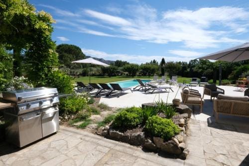 provencal house with heated pool, view of the luberon in robion - accommodates 12 people. Hotel in Provence-Alpes-Côte d'Azur