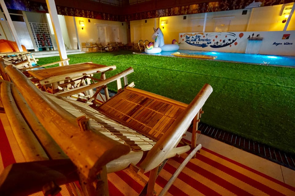 Swimming pool [outdoor]