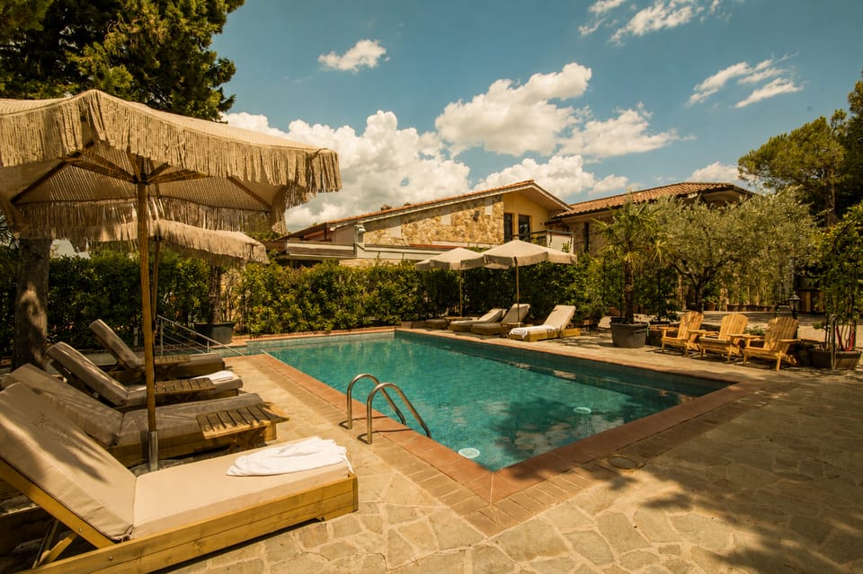 Swimming pool [outdoor]