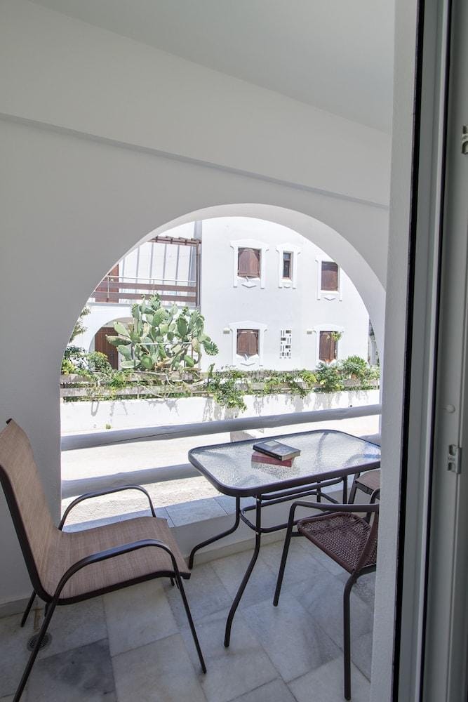 Colosseo Studios & Apartments Hotel in Agios Prokopios