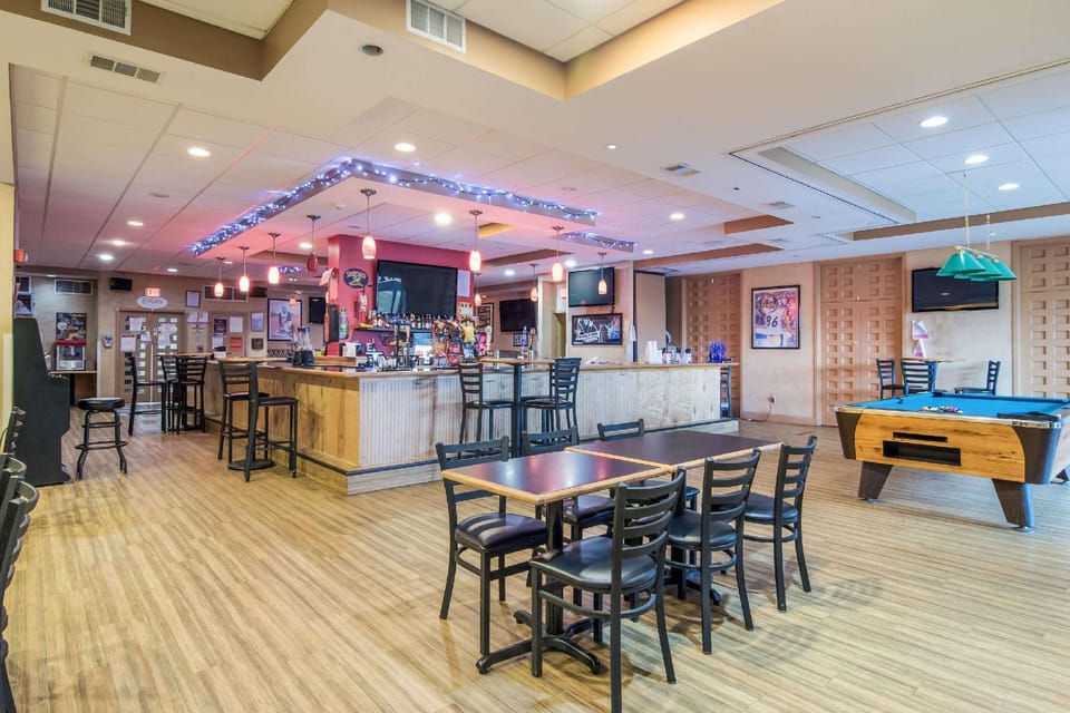 Comfort Inn & Suites Pittsburgh Fox Chapel Hotel in Allegheny River