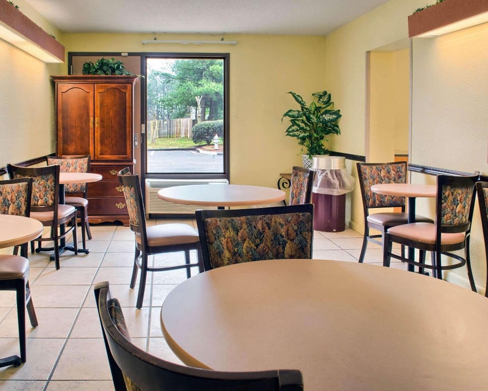 Econo Lodge Hotel in Three Chopt