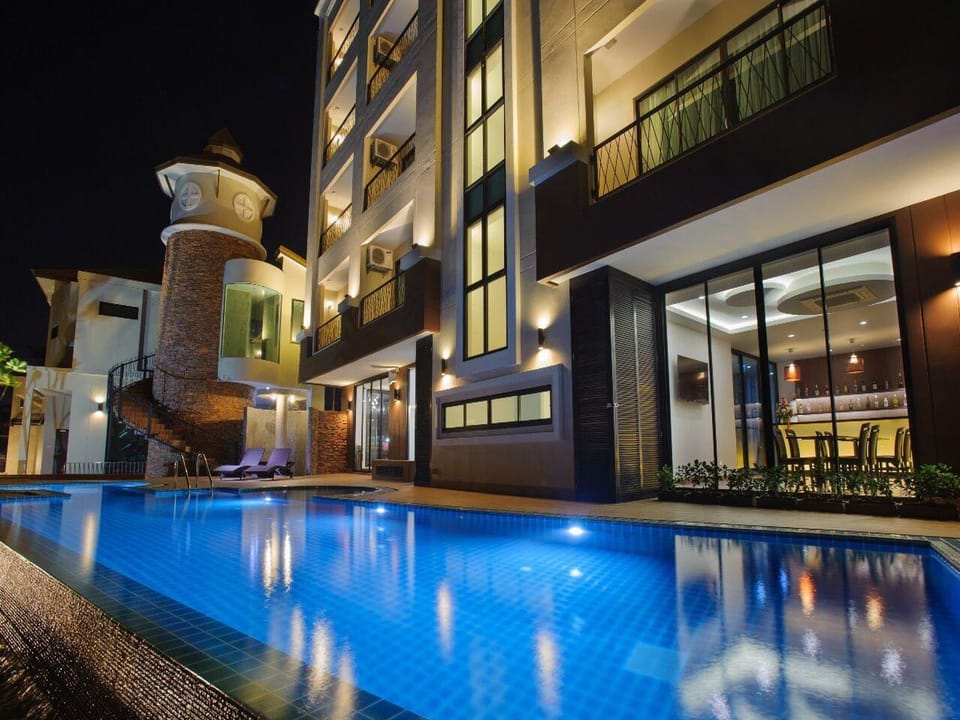 Swimming pool [outdoor]