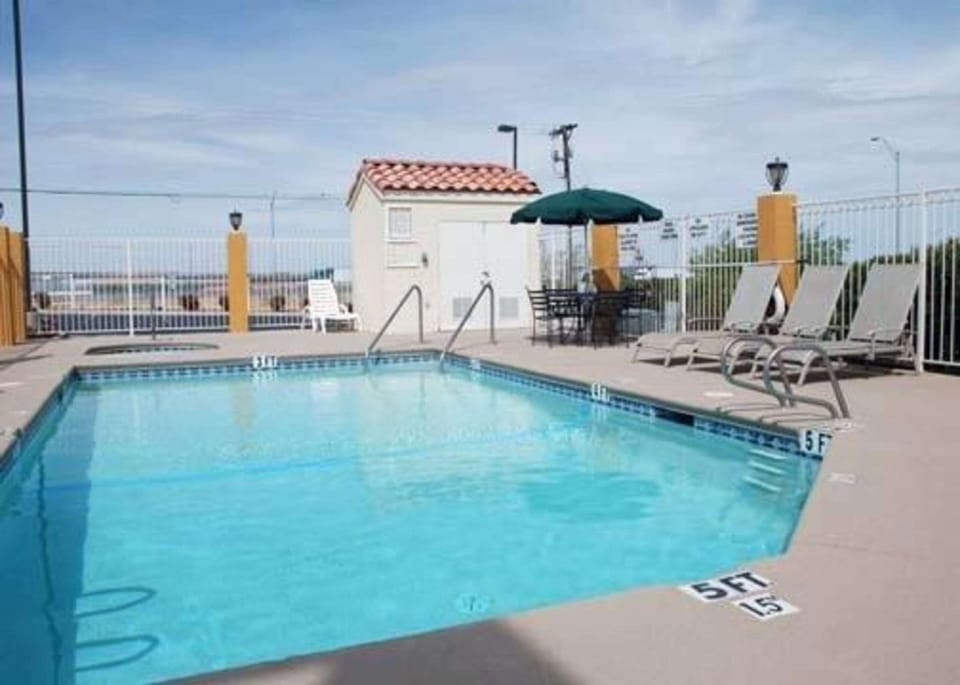 Econo Lodge Inn & Suites El Paso Hotel in El Paso