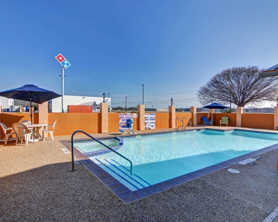Quality Inn Forest Hill - Fort Worth South Hotel in Fort Worth
