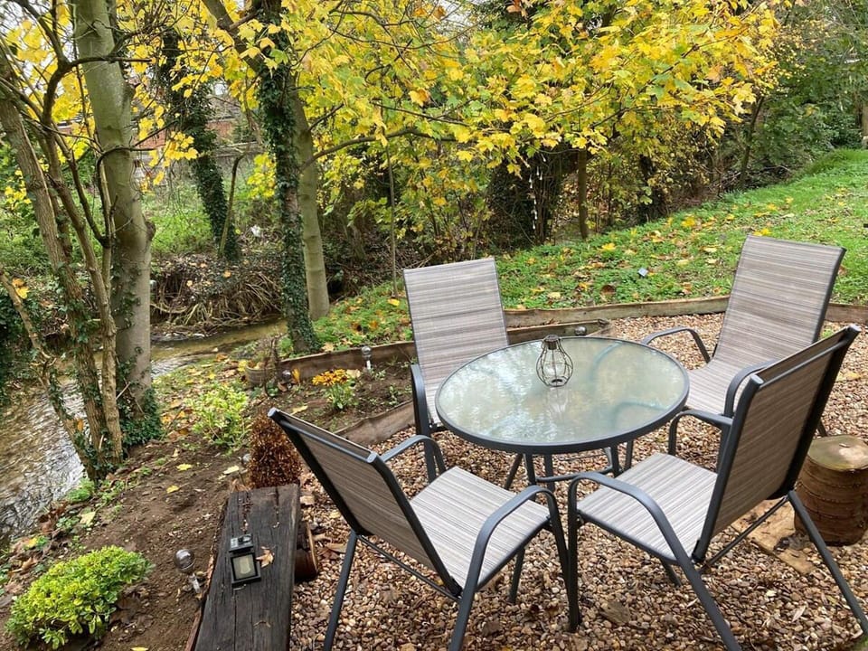 Cosy and Secluded Brook-side Lodge Hotel in South Kesteven District