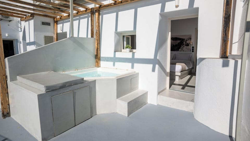 Cliff Aura Suites Hotel in Thera