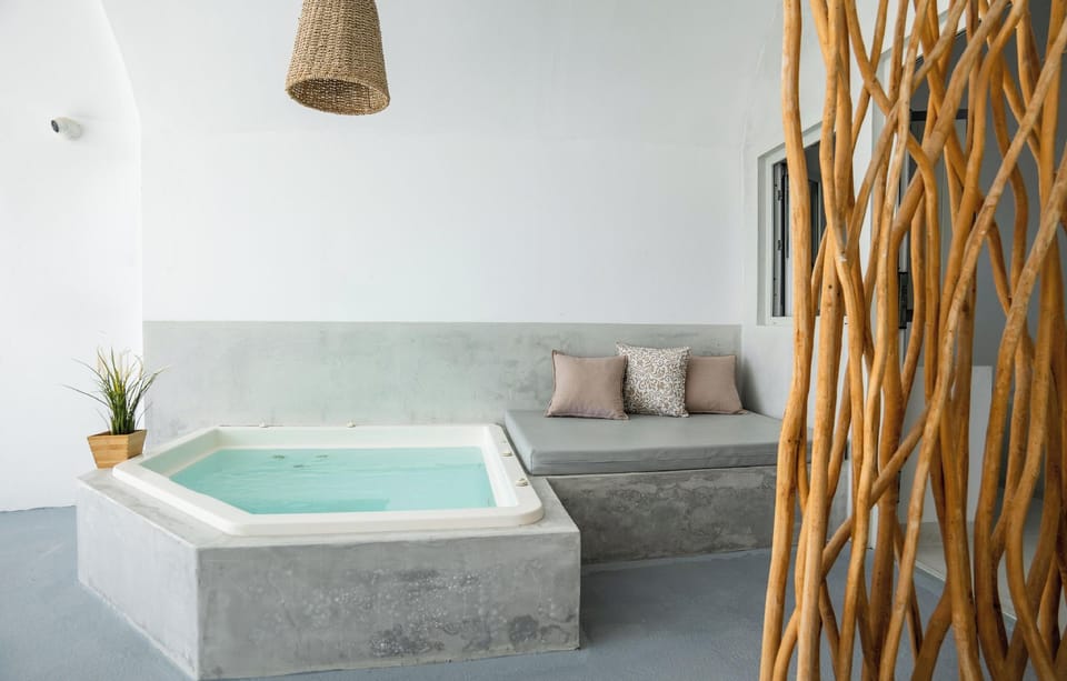Cliff Aura Suites Hotel in Thera