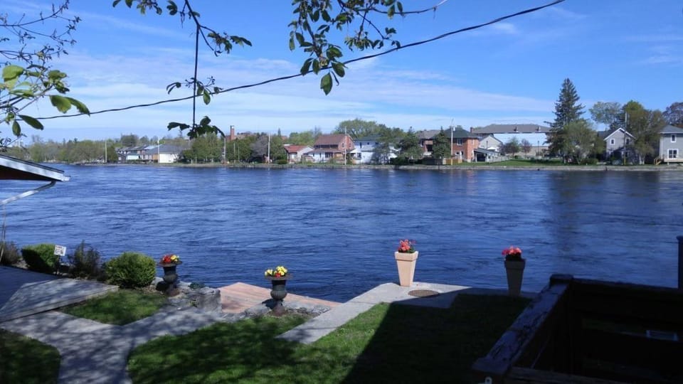 The Water's Edge Inn Hotel in Ontario