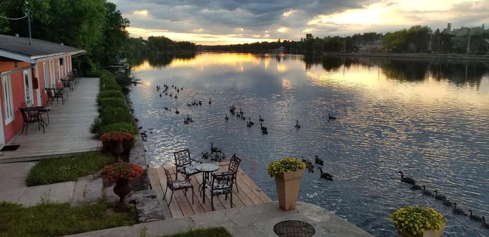 The Water's Edge Inn Hotel in Ontario