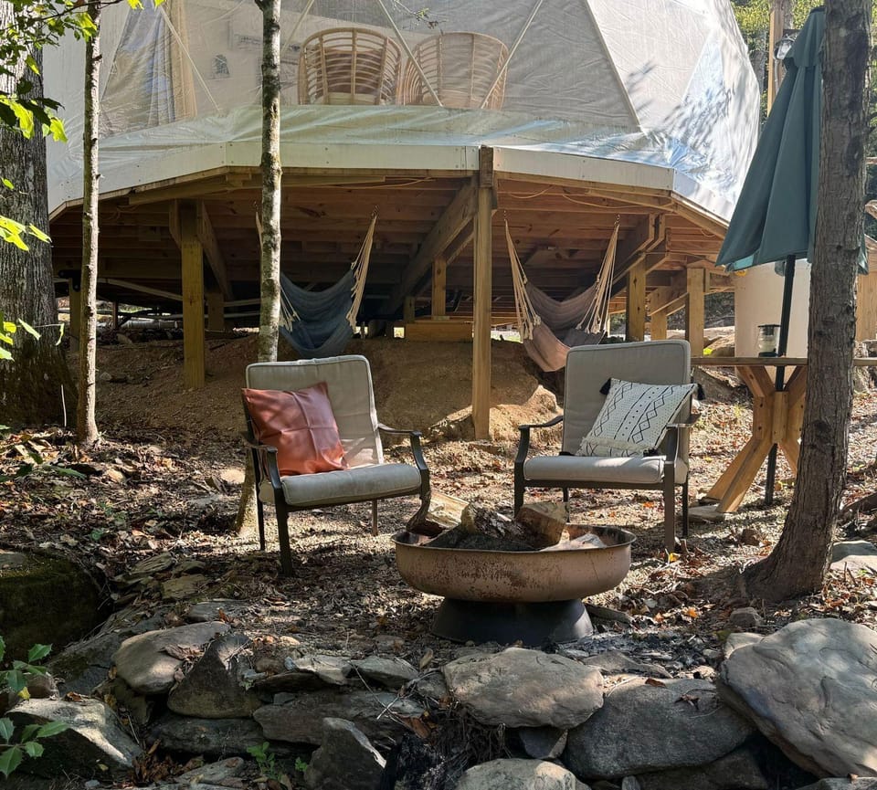 Whispering Waters Dome Getaway Hotel in Great Smoky Mountains