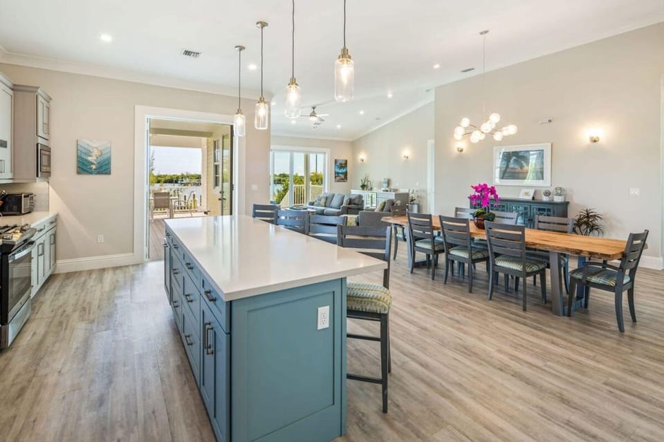 Springtide House by Brightwild Waterfront Pool Hotel in Stock Island