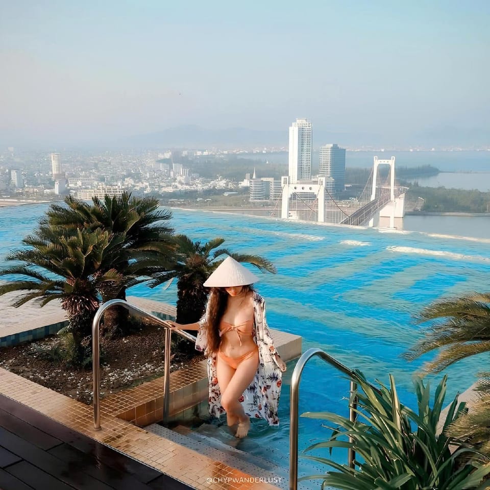 Swimming pool [outdoor]