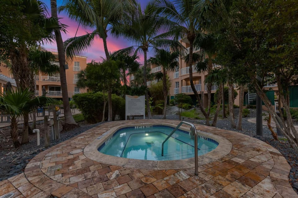 Resort View 3BR Residence Hotel in Stock Island