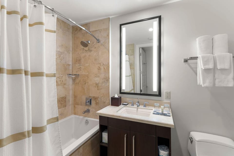 Resort View 3BR Residence Hotel in Stock Island