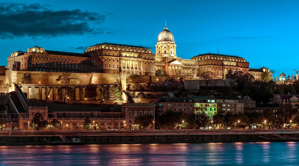 Budapest Classic Charm | 2Br + Cornertub + Smarttv Hotel in Budapest