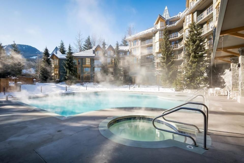 Cascade Lodge - Studio Suite Hotel in Whistler