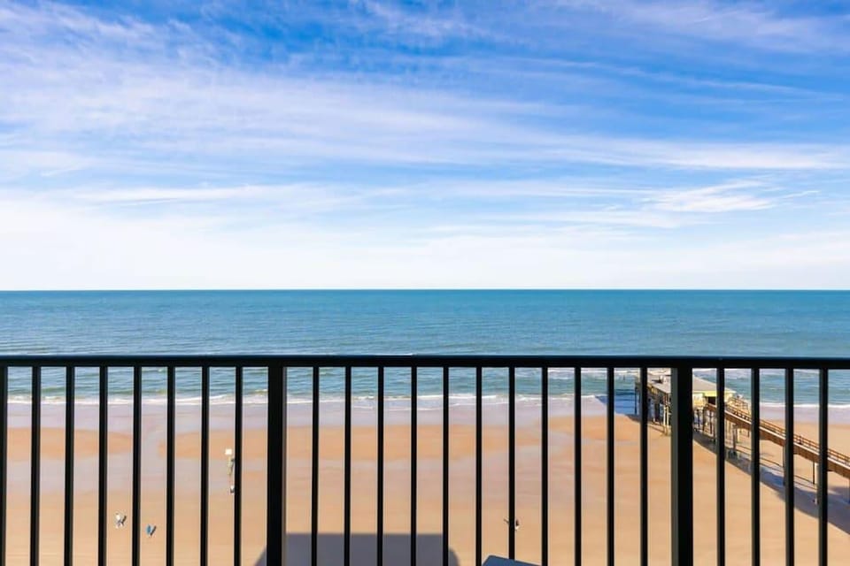 Top Floor Oceanfront Condo w Pool Beach Access Hotel in Daytona Beach Shores