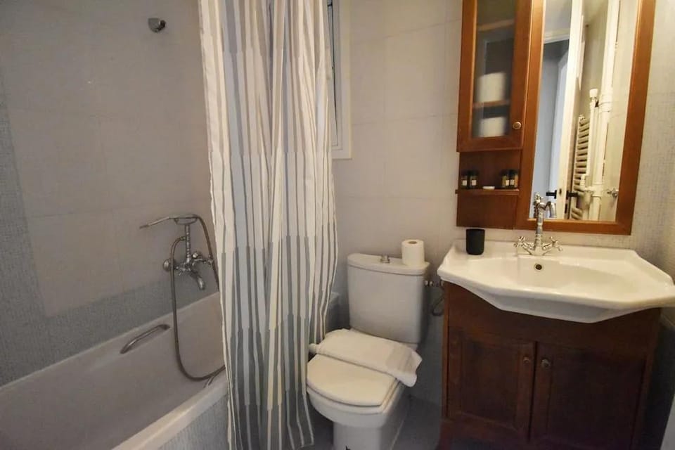Seven Seconds Away Hotel in Athens