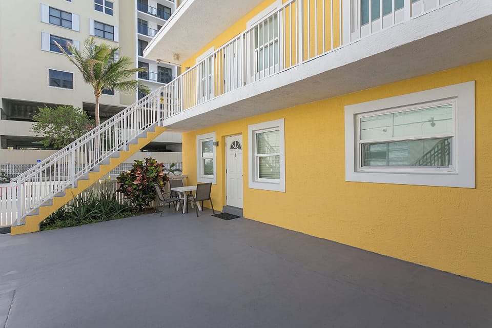ULTRA Spacious apt Steps From the Beach Hotel in Hollywood Beach