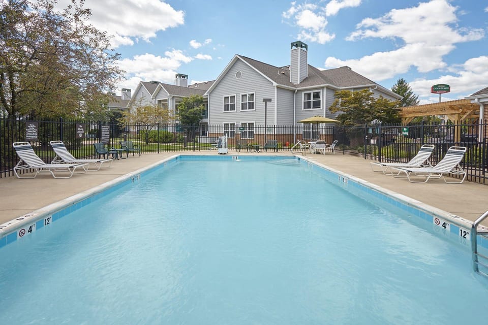 Swimming pool [outdoor]