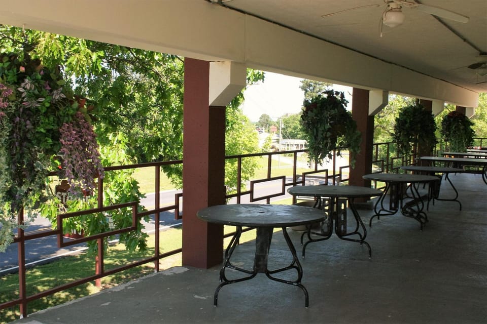 Passion Play Road Inn - Formerly Statue Road Inn Motel in Eureka Springs